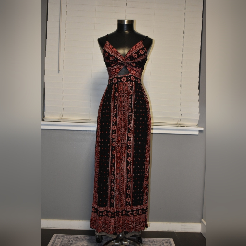 Elegant Black and Pink Patterned Maxi Dress - Picture 2 of 6